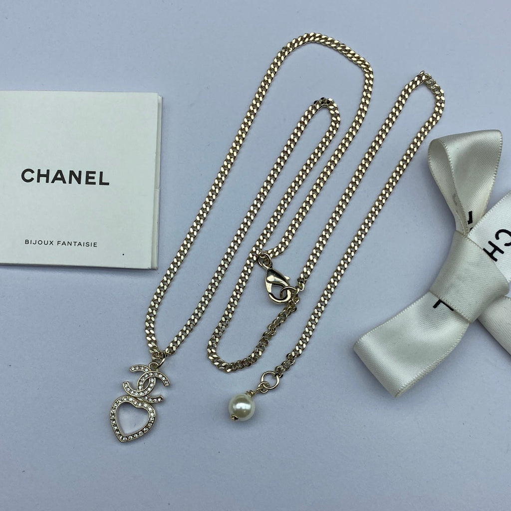 Chanel Heart Chain 18K Gold Necklace product image 3, provided for visual reference and product detail review