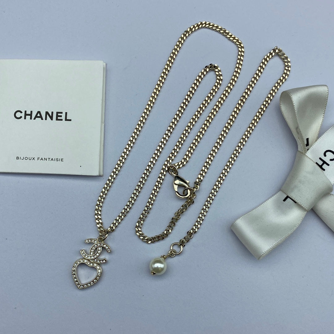 Chanel Heart Chain 18K Gold Necklace product image 3, provided for visual reference and product detail review