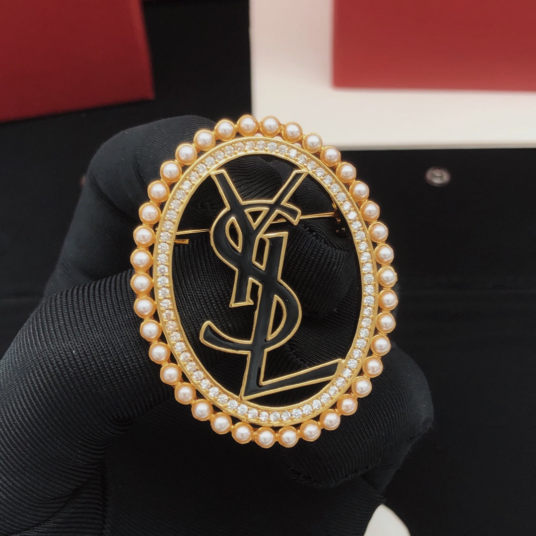 Oval Pearls 18K Gold Brooch product image 1, provided for visual reference and product detail review