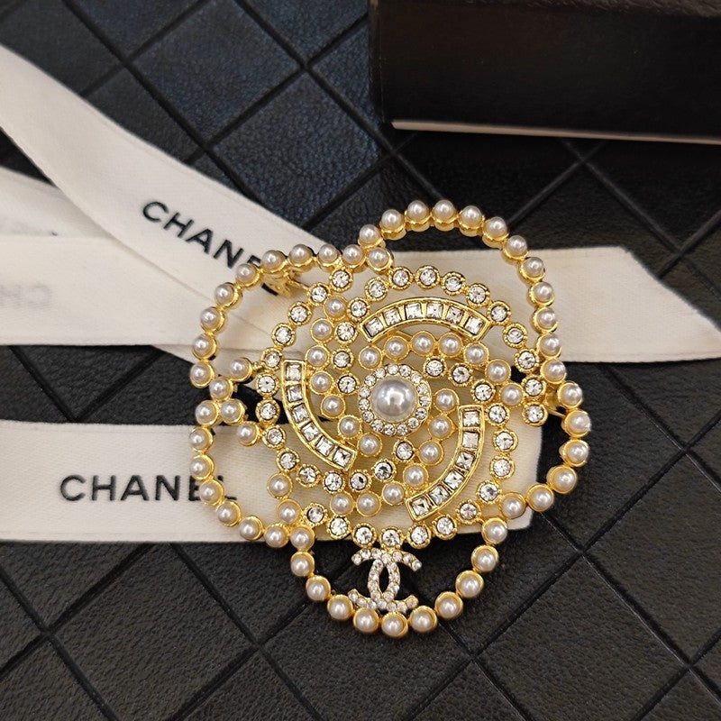 Chanel Camellia Pearl 18K Gold Brooch product image 1, provided for visual reference and product detail review