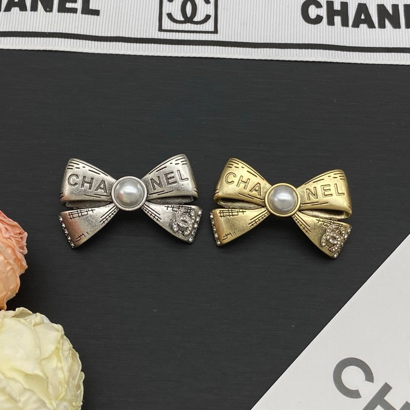 Chanel Bow Tie Pearl Gold 18K Gold Brooch product image 2, provided for visual reference and product detail review