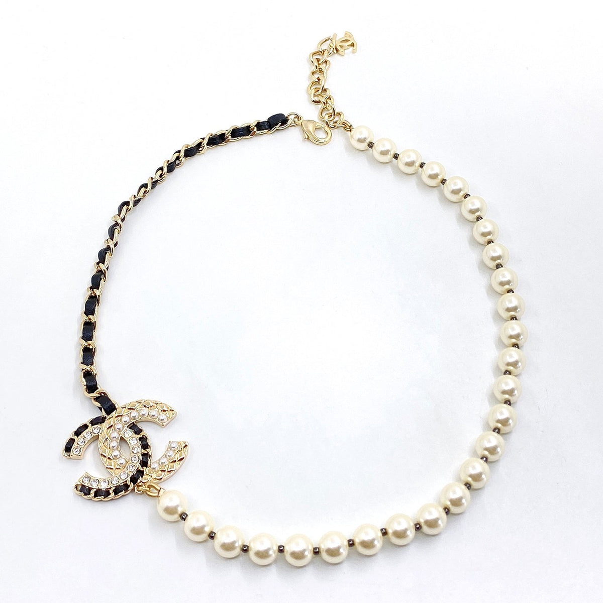 Chanel Leather Pearls 18K Gold Necklace product image 1, provided for visual reference and product detail review