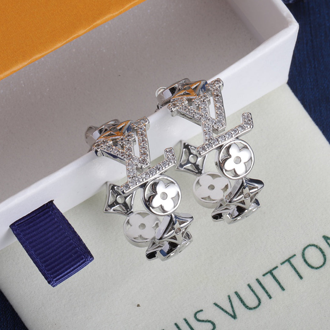 Louis Vuitton Script Diamonds 18K Gold Earrings product image 1, provided for visual reference and product detail review