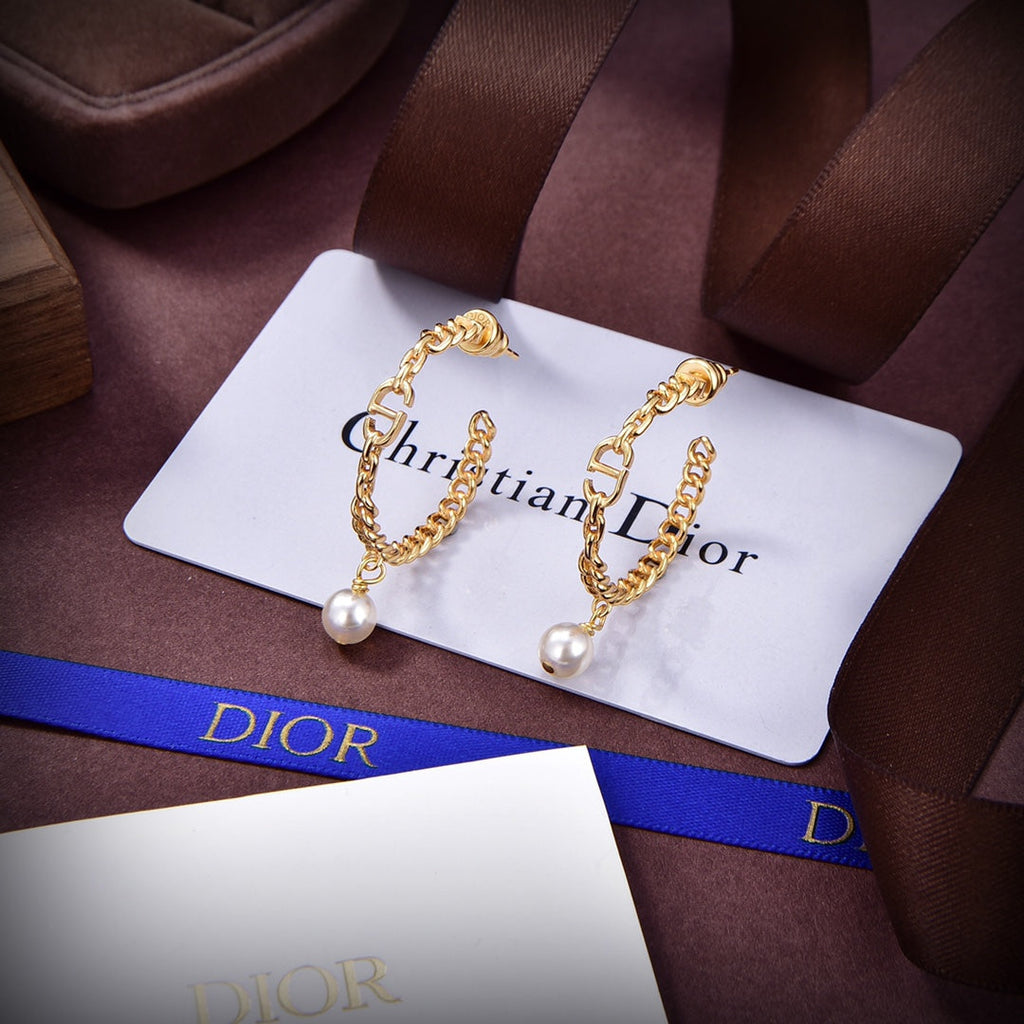 Dior 30 Montaigne 18K Gold Earrings product image 4, provided for visual reference and product detail review