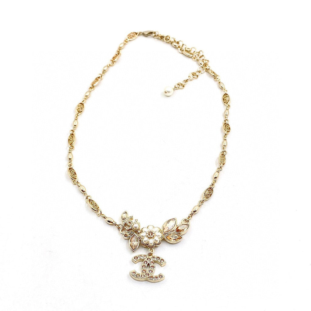 Chanel Flower Diamond 18K Gold Necklace product image 1, provided for visual reference and product detail review