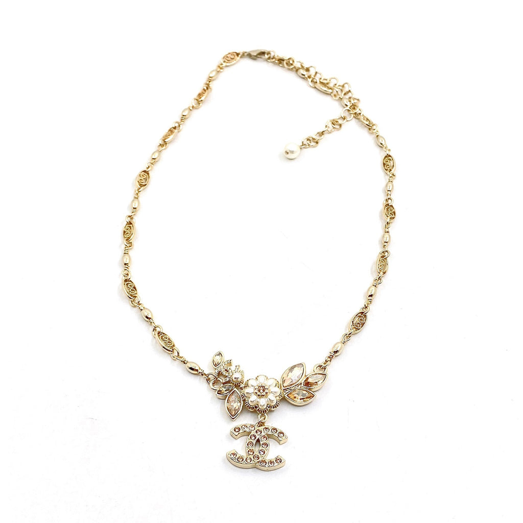 Chanel Flower Pendant 18K Gold Necklace product image 1, provided for visual reference and product detail review
