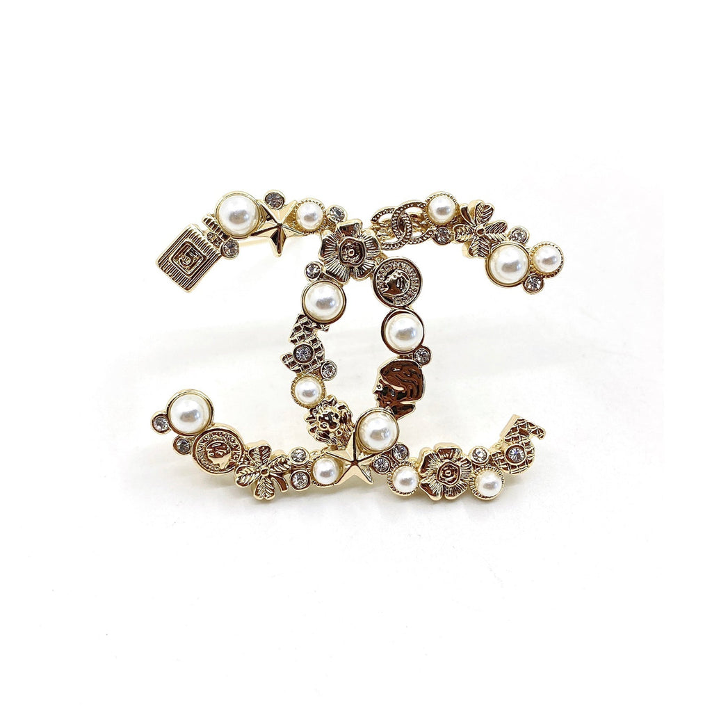 Chanel Pearls 18K Gold Brooch product image 1, provided for visual reference and product detail review