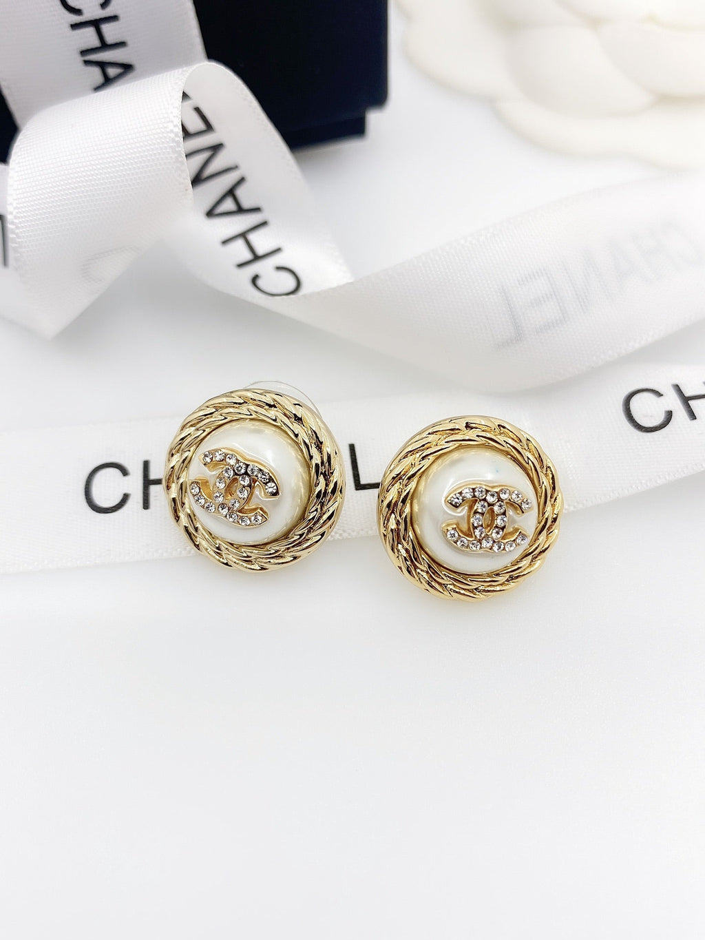Chanel White Pearl 18K Gold Earrings product image 3, provided for visual reference and product detail review