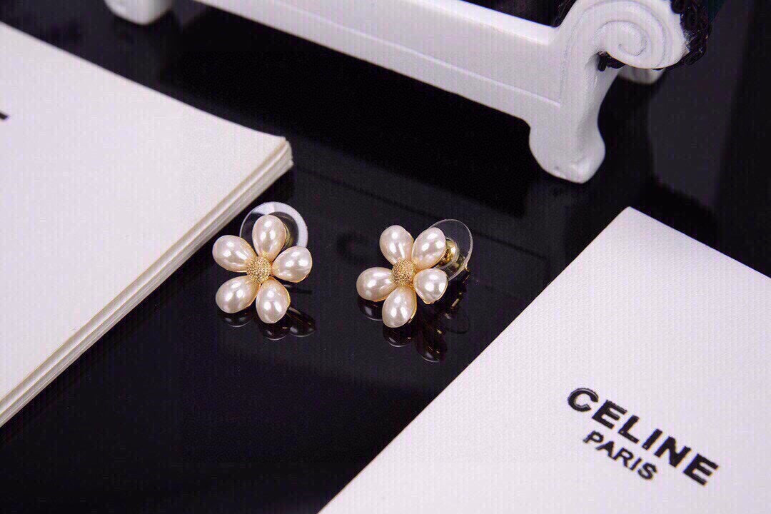 Celine Flower Pearls 18K Gold Earrings product image 5, provided for visual reference and product detail review