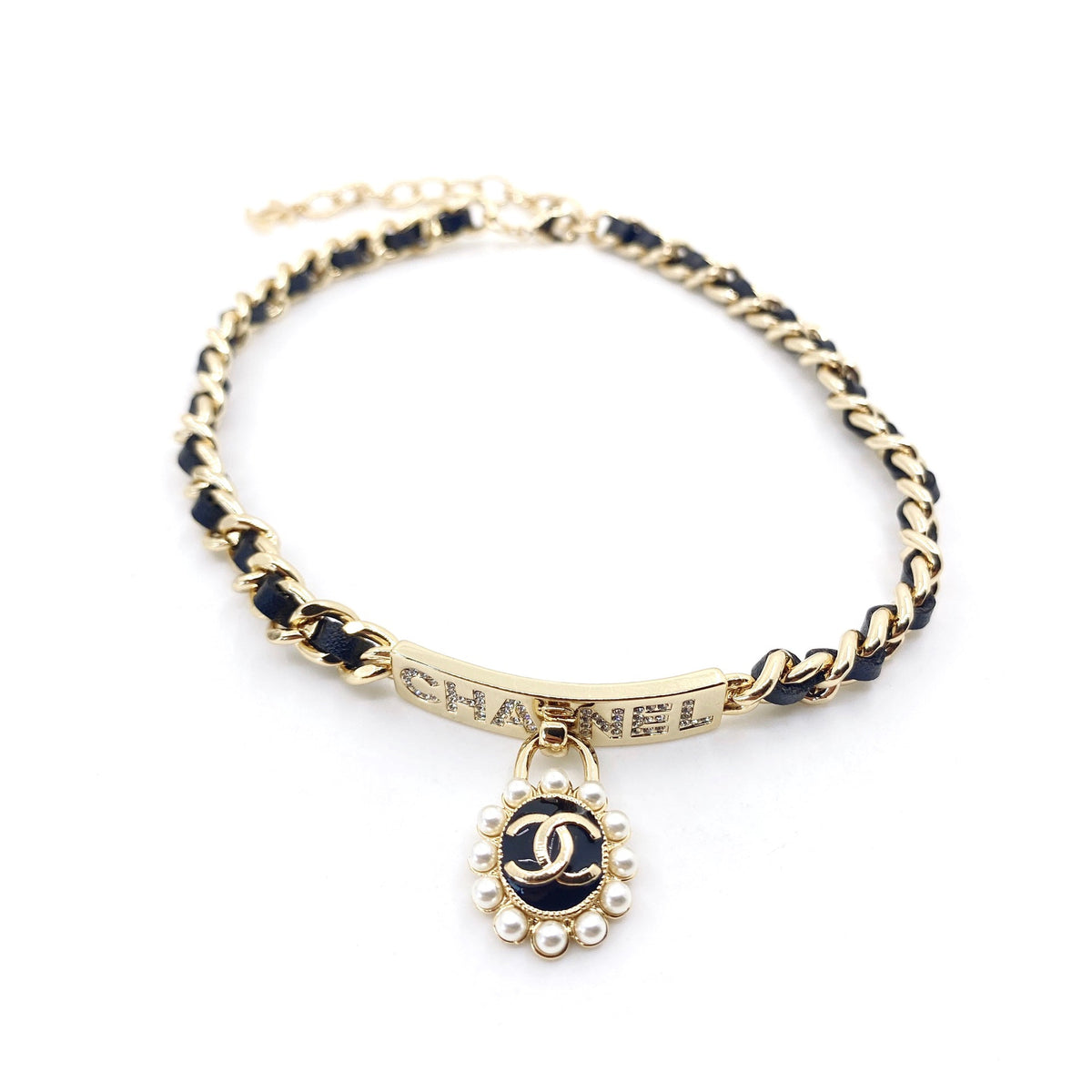Chanel Pearls Choker 18K Gold Necklace product image 1, provided for visual reference and product detail review