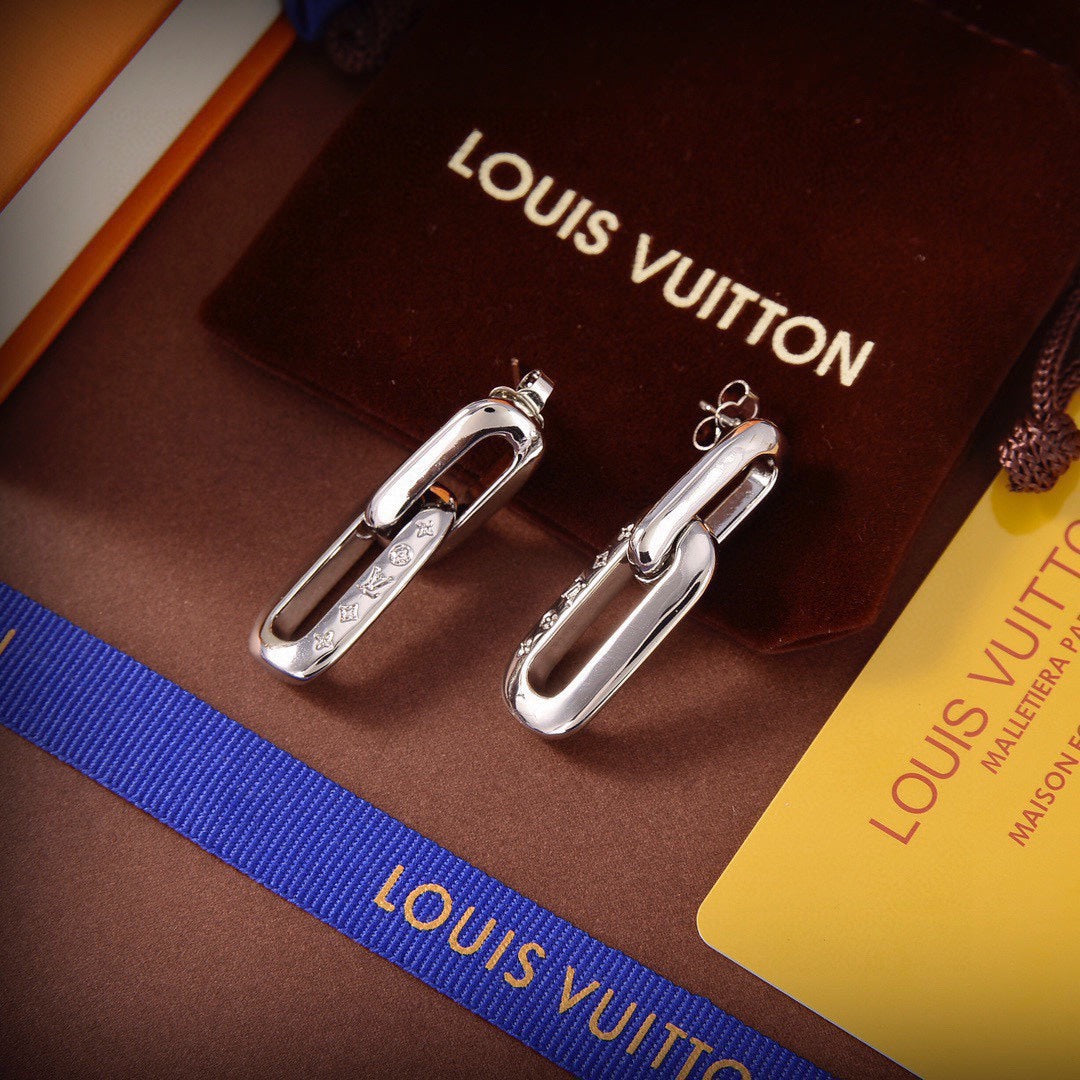 Louis Vuitton Edge 18K Gold Earrings product image 2, provided for visual reference and product detail review