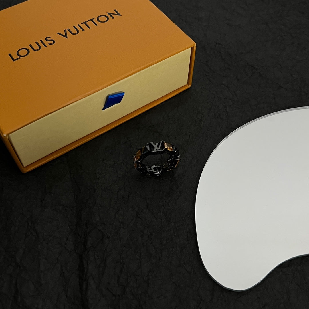 Louis Vuitton Light Crystals 18K Gold Ring product image 6, provided for visual reference and product detail review