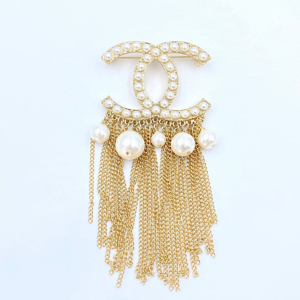 Chanel Pearl Tassel 18K Gold Brooch product image 1, provided for visual reference and product detail review