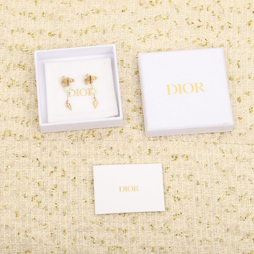 Dior Pearl Pendant 18K Gold Earrings product image 7, provided for visual reference and product detail review