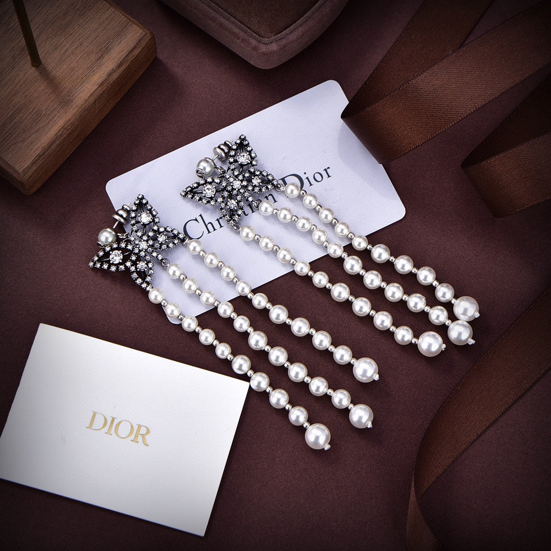Dior Pearls Tassel Long 18K Gold Earrings product image 3, provided for visual reference and product detail review