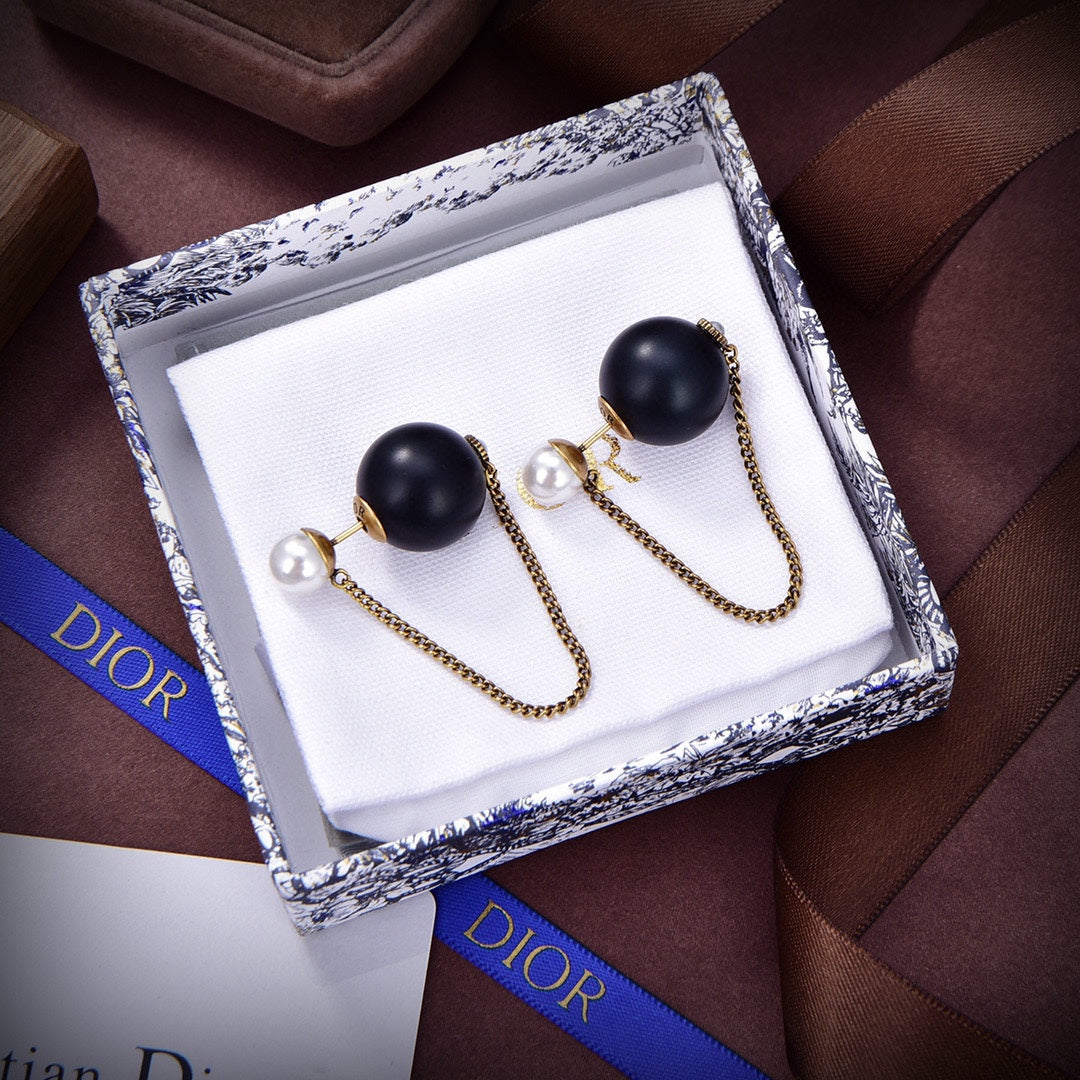 Dior Tribales Black Resin Pearl 18K Gold Earrings product image 4, provided for visual reference and product detail review