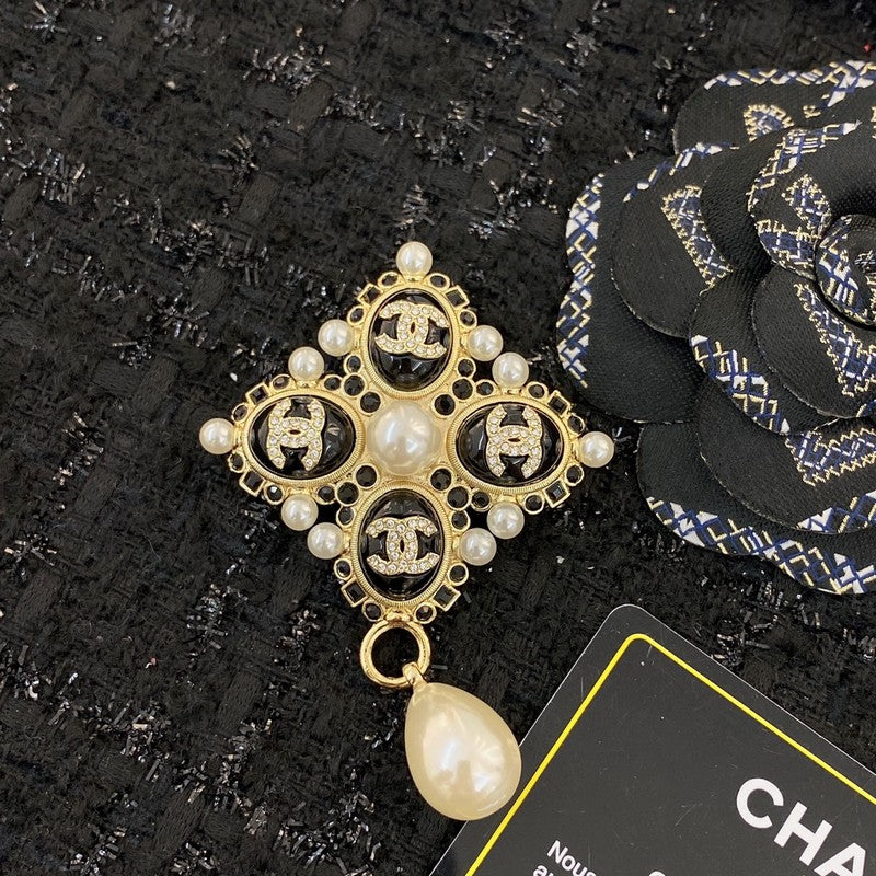 Chanel Pearl Pendant Gold 18K Gold Brooch product image 3, provided for visual reference and product detail review