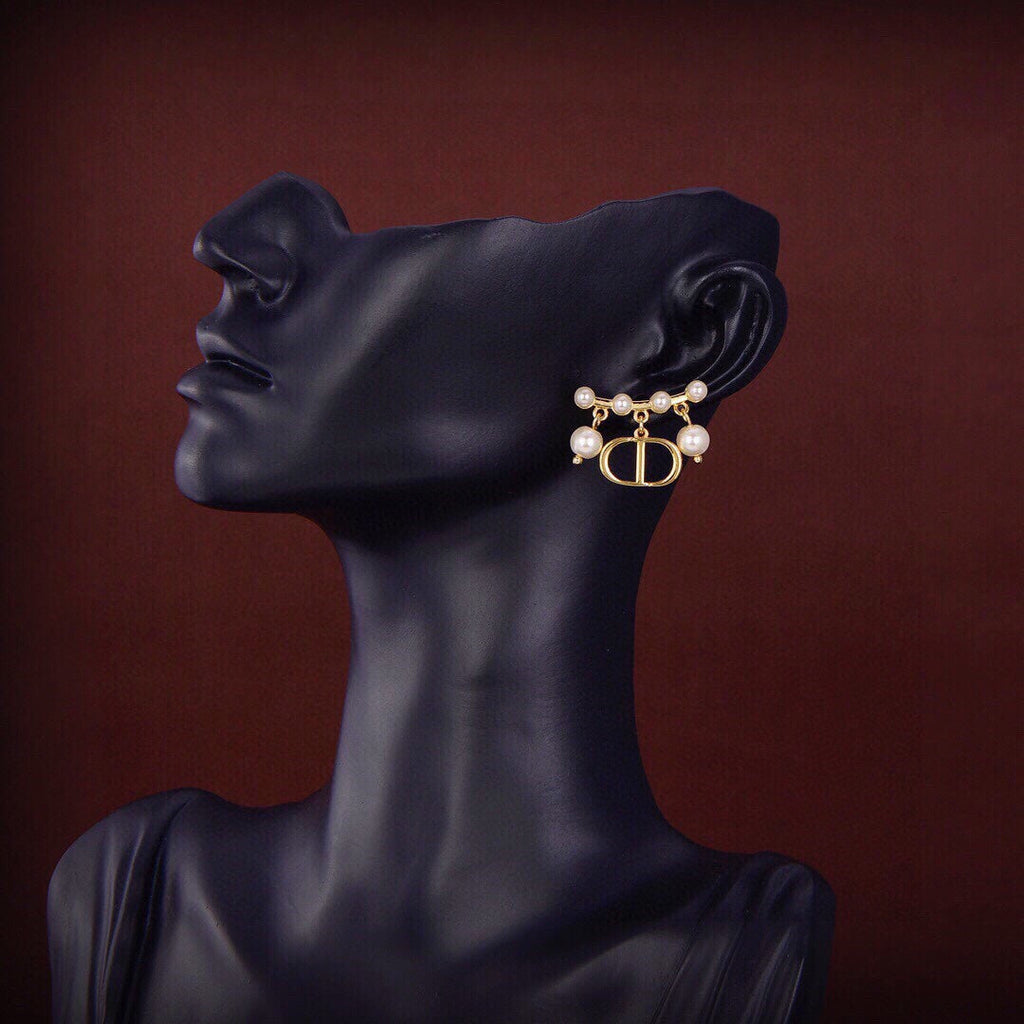 Dior Tribales Pearls 18K Gold Earrings product image 2, provided for visual reference and product detail review