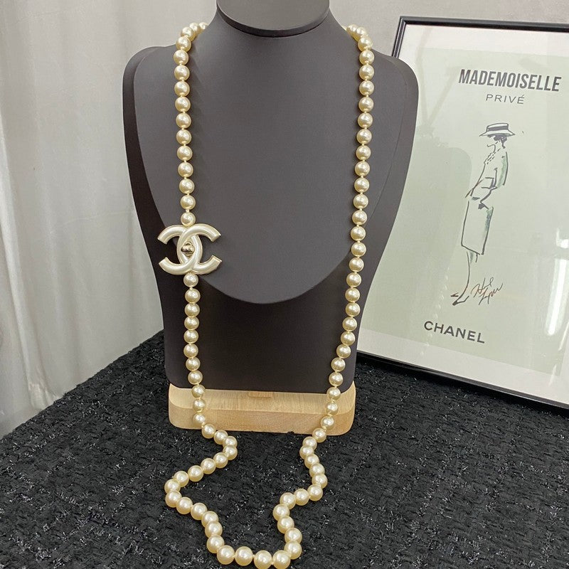 Chanel Pearl Chain 18K Gold Necklace product image 2, provided for visual reference and product detail review