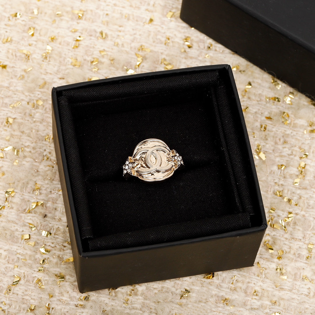 Chanel Chain 18K Gold Ring product image 6, provided for visual reference and product detail review