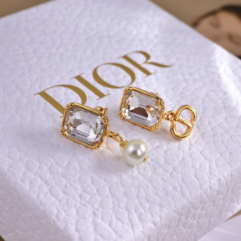 Dior Tribales Pearl Crystal 18K Gold Earrings product image 2, provided for visual reference and product detail review