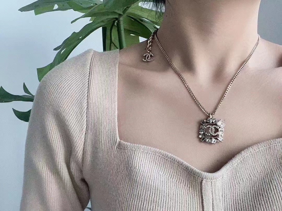 Chanel Diamonds Pendant 18K Gold Necklace product image 2, provided for visual reference and product detail review