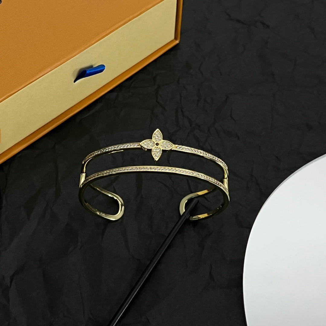 Louis Vuitton Idylle Blossom Two-Row 18K Gold Bracelet product image 11, provided for visual reference and product detail