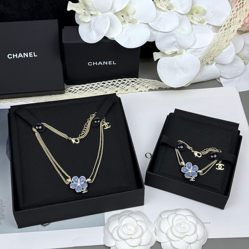 Chanel 26C Blue Flower Diamond 18K Gold Bracelet product image 3, provided for visual reference and product detail review