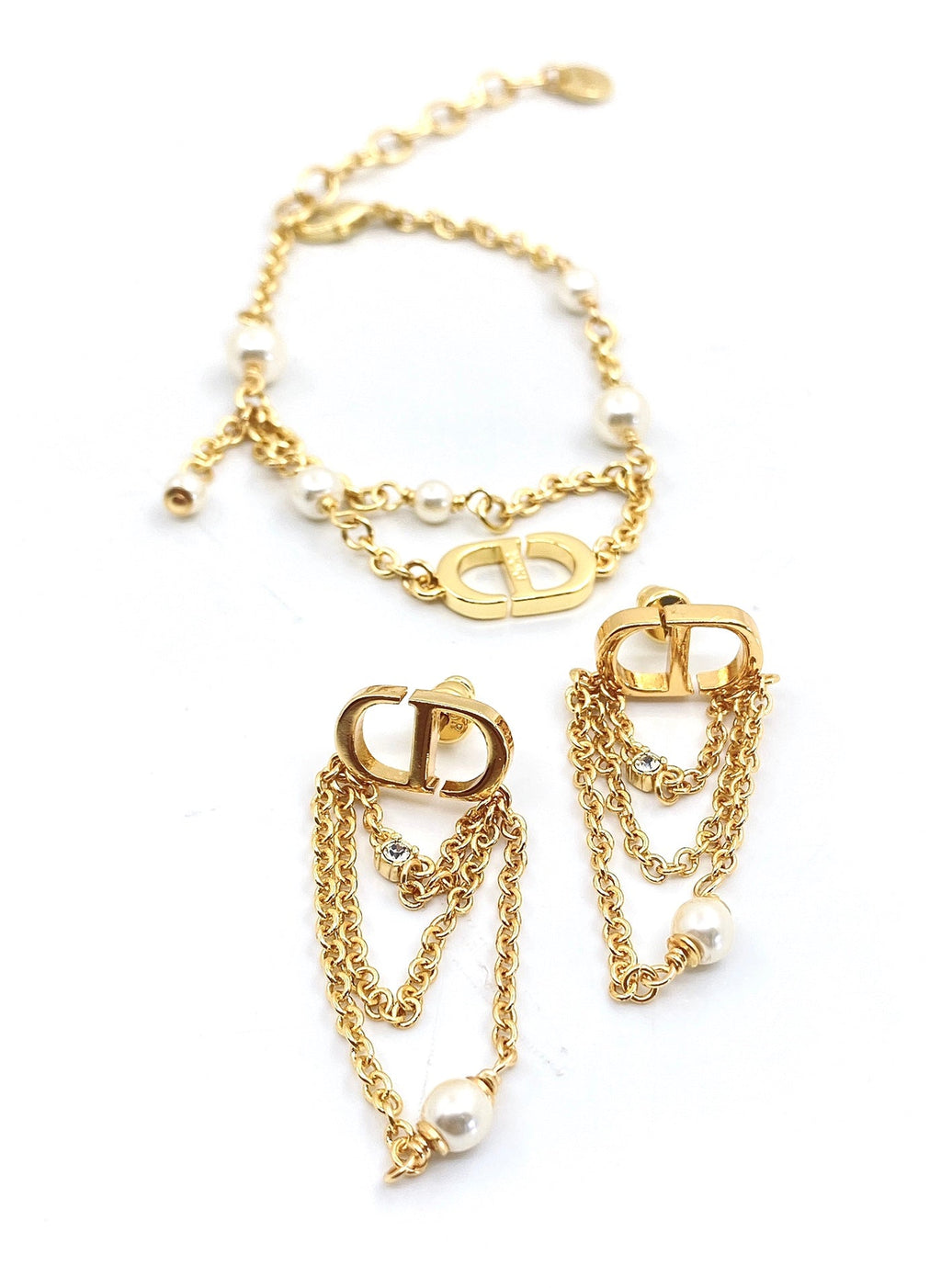 Dior Pearl Chain 18K Gold Earrings product image 4, provided for visual reference and product detail review