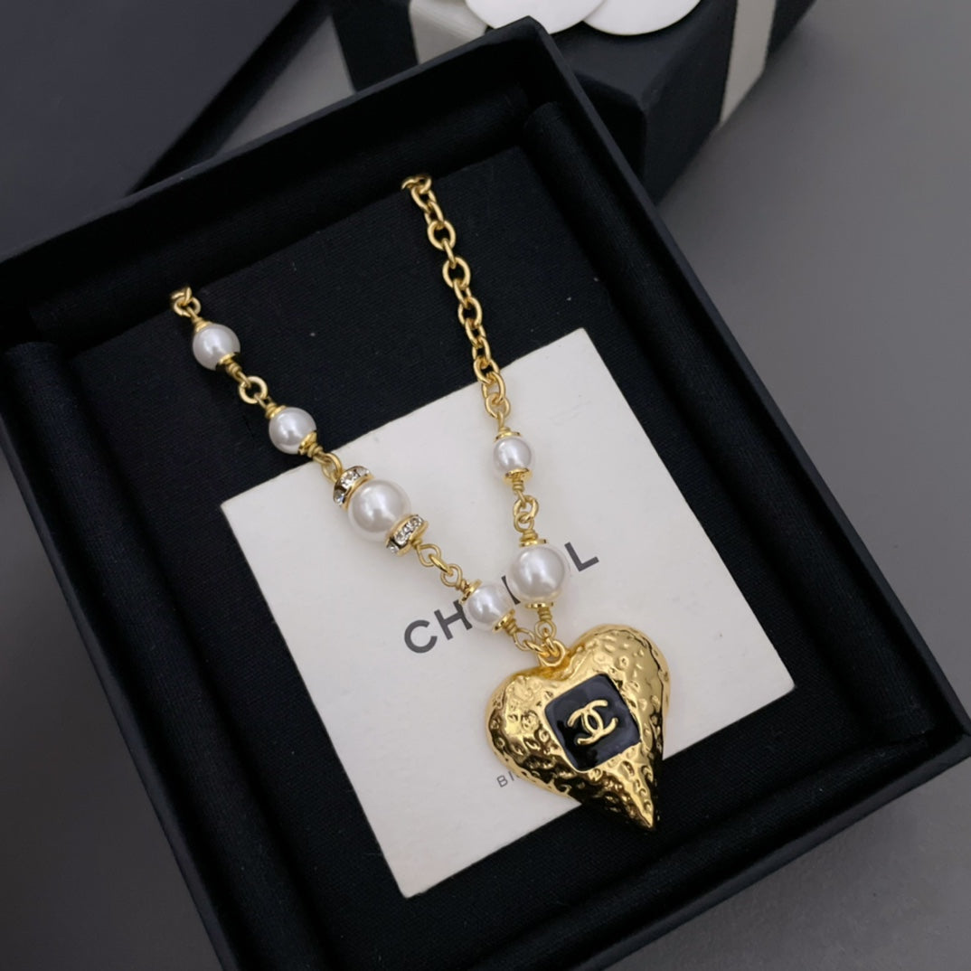 Chanel Pearls Chain 18K Gold Necklace product image 2, provided for visual reference and product detail review