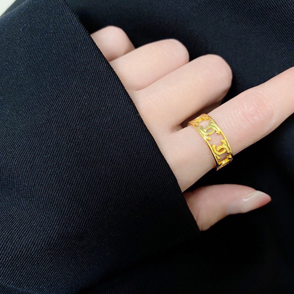 Chanel Vintage Openwork 18K Gold Ring product image 3, provided for visual reference and product detail review