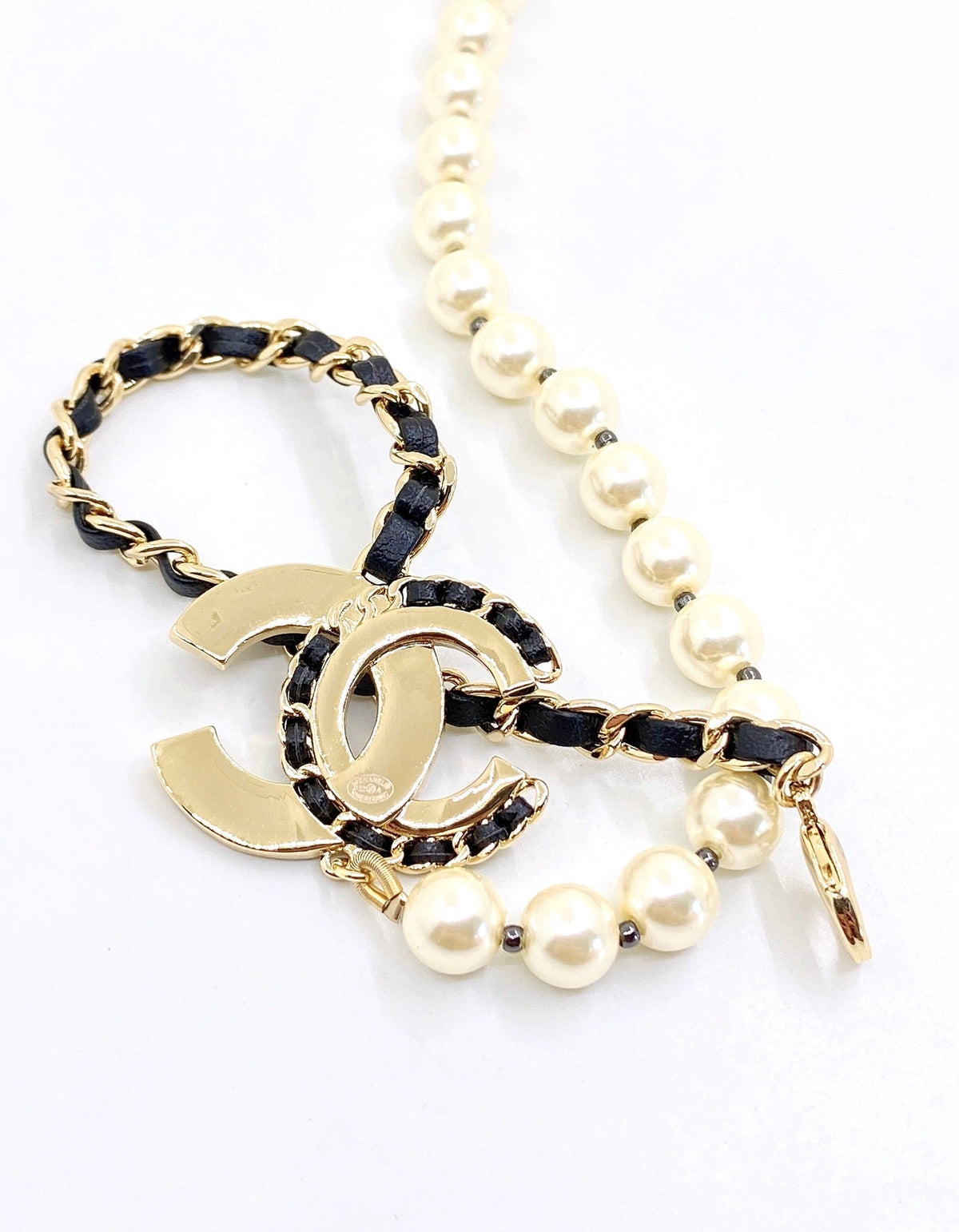 Chanel Leather Pearls 18K Gold Necklace product image 2, provided for visual reference and product detail review