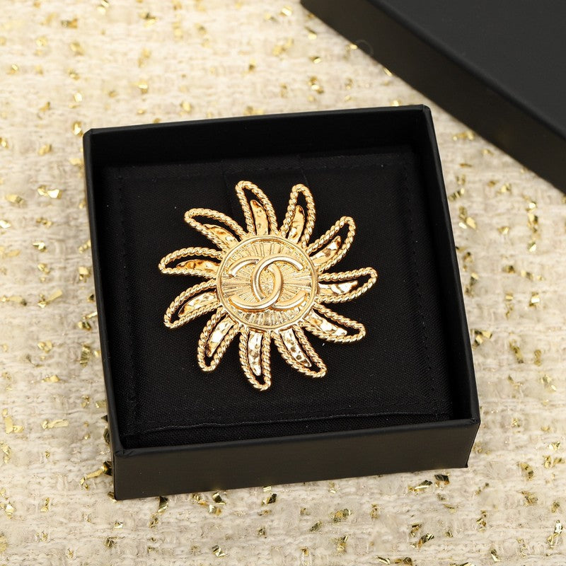 Chanel Sunflower 18K Gold Brooch product image 1, provided for visual reference and product detail review