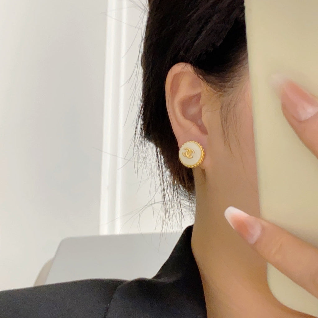 Chanel Pearl Vintage 18K Gold Earrings product image 3, provided for visual reference and product detail review