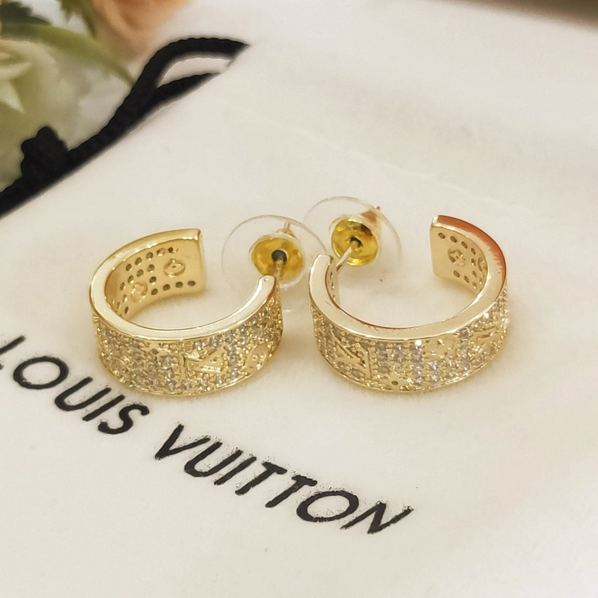 Louis Vuitton Circle 18K Gold Earrings product image 1, provided for visual reference and product detail review
