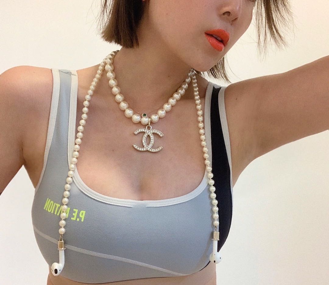 Chanel Pearls Long 18K Gold Necklace product image 2, provided for visual reference and product detail review