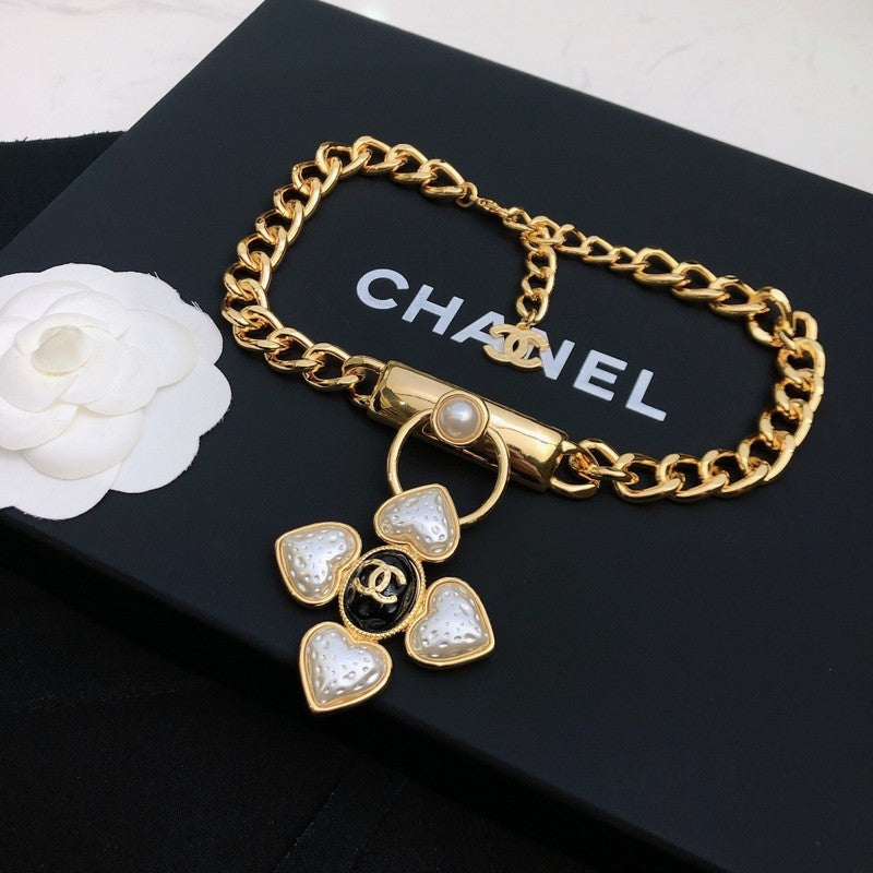 Chanel Pearl Choker Chain 18K Gold Necklace product image 1, provided for visual reference and product detail review