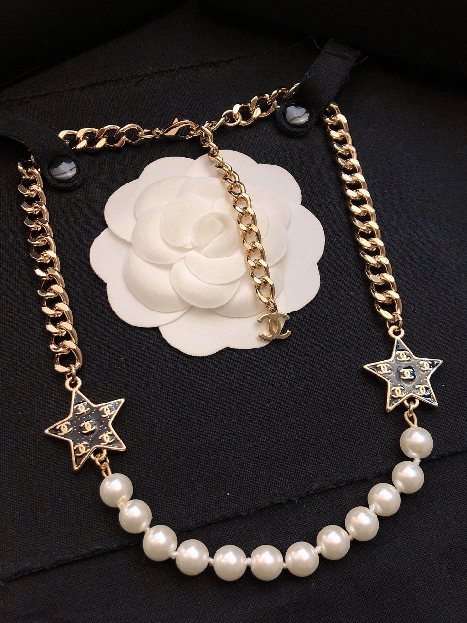 Chanel Star Pearls 18K Gold Necklace product image 2, provided for visual reference and product detail review