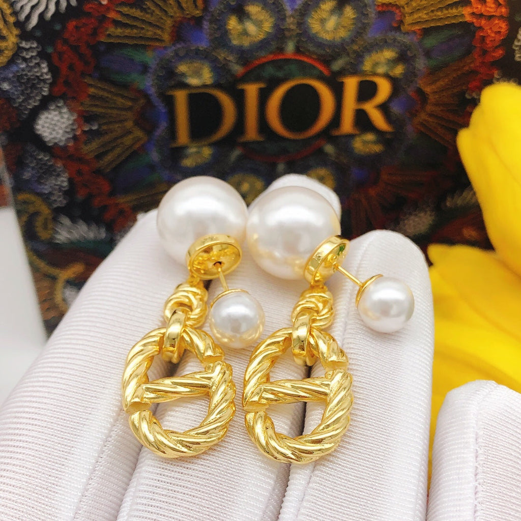 Dior 30 Montaigne Pearls 18K Gold Earrings product image 6, provided for visual reference and product detail review