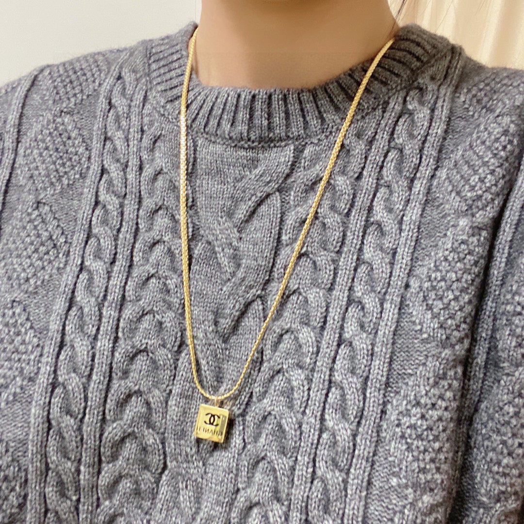 Chanel Pendant 18K Gold Necklace product image 4, provided for visual reference and product detail review