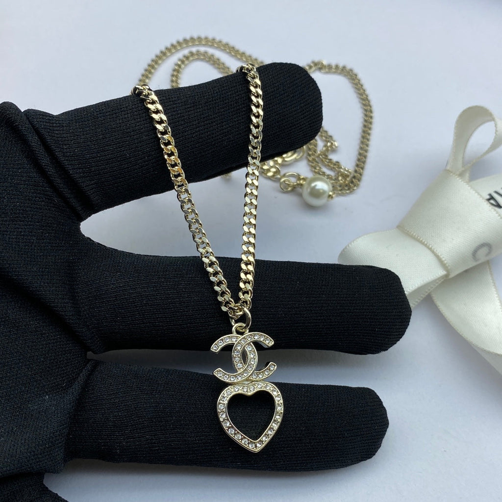 Chanel Heart Chain 18K Gold Necklace product image 1, provided for visual reference and product detail review