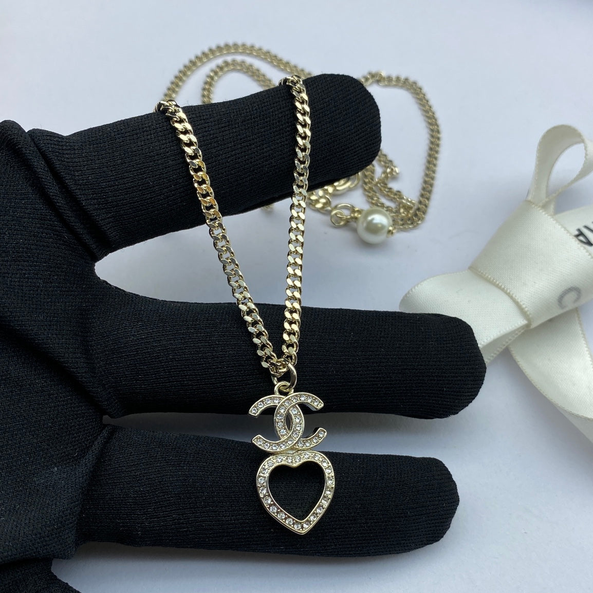 Chanel Heart Chain 18K Gold Necklace product image 1, provided for visual reference and product detail review