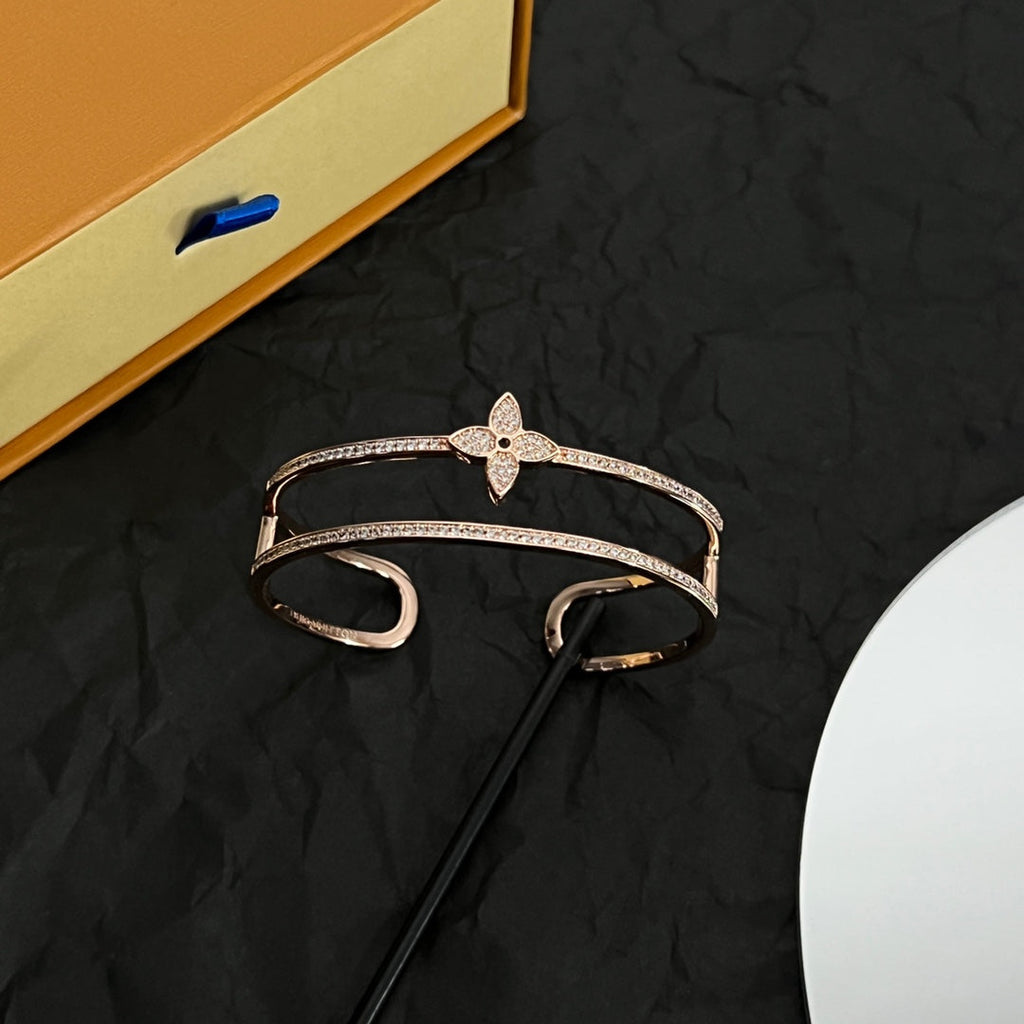 Louis Vuitton Idylle Blossom Two-Row 18K Gold Bracelet product image 6, provided for visual reference and product detail