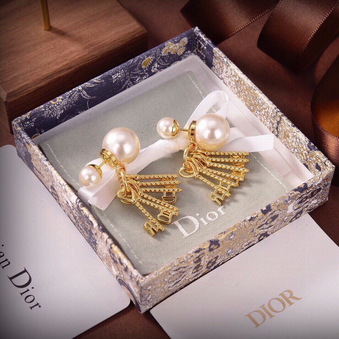 Dior Tassel Pearls 18K Gold Earrings product image 4, provided for visual reference and product detail review