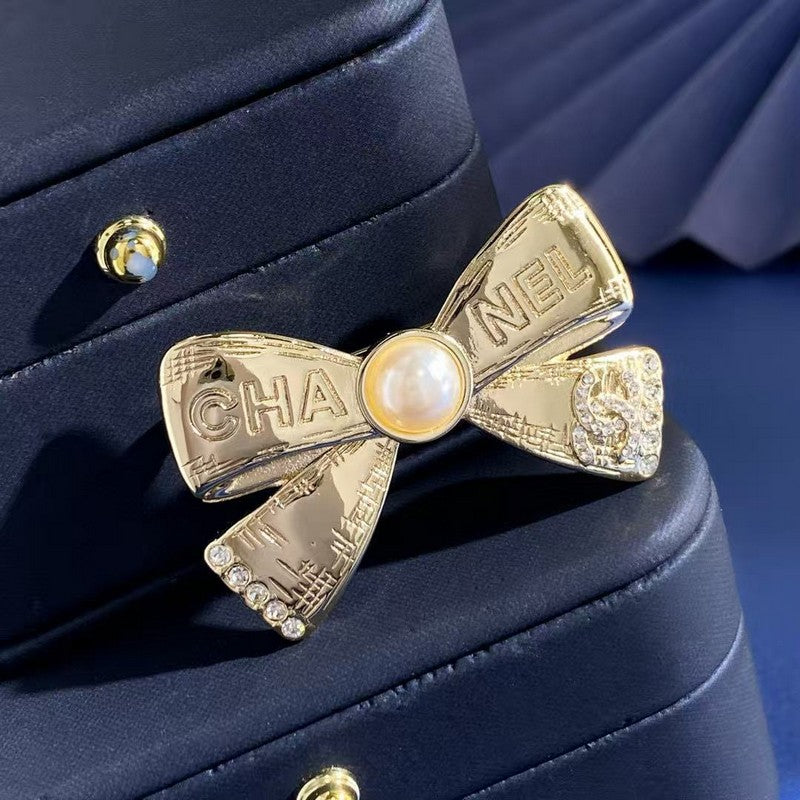 Chanel Bow Tie Gold 18K Gold Brooch product image 2, provided for visual reference and product detail review