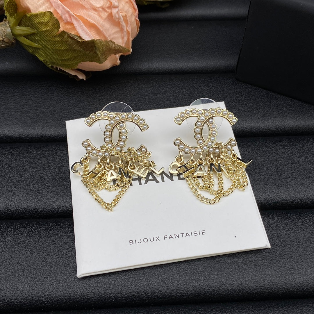 Chanel Pearl Chain Link 18K Gold Earrings product image 2, provided for visual reference and product detail review