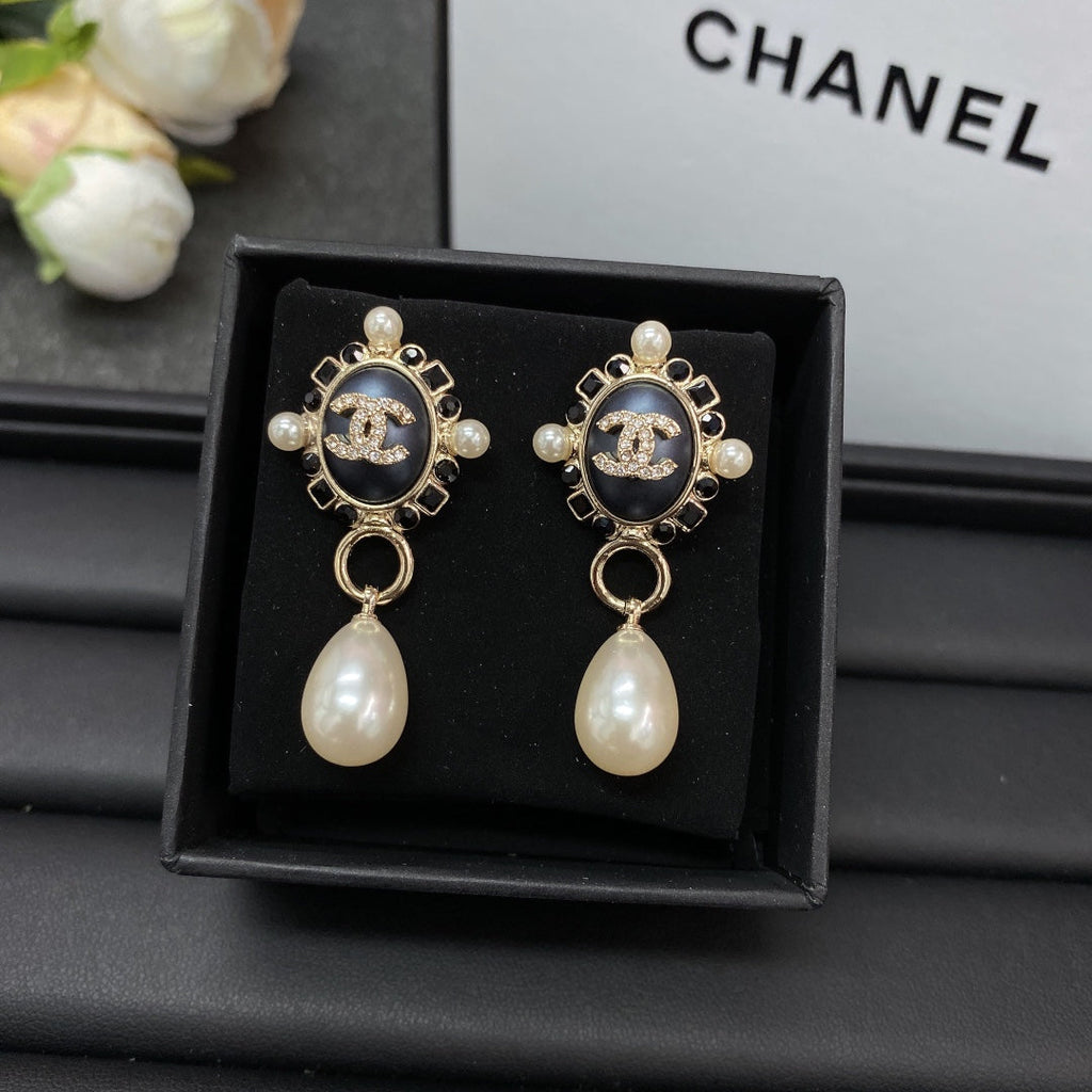 Chanel Pearl Pendant 18K Gold Earrings product image 2, provided for visual reference and product detail review