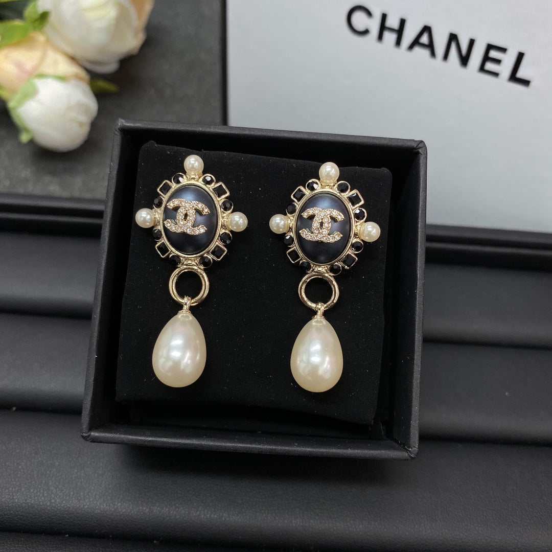 Chanel Pearl Pendant 18K Gold Earrings product image 2, provided for visual reference and product detail review