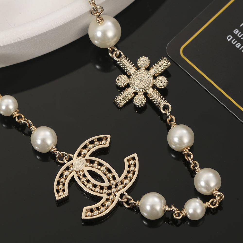 Chanel Flower Pearls 18K Gold Necklace product image 2, provided for visual reference and product detail review