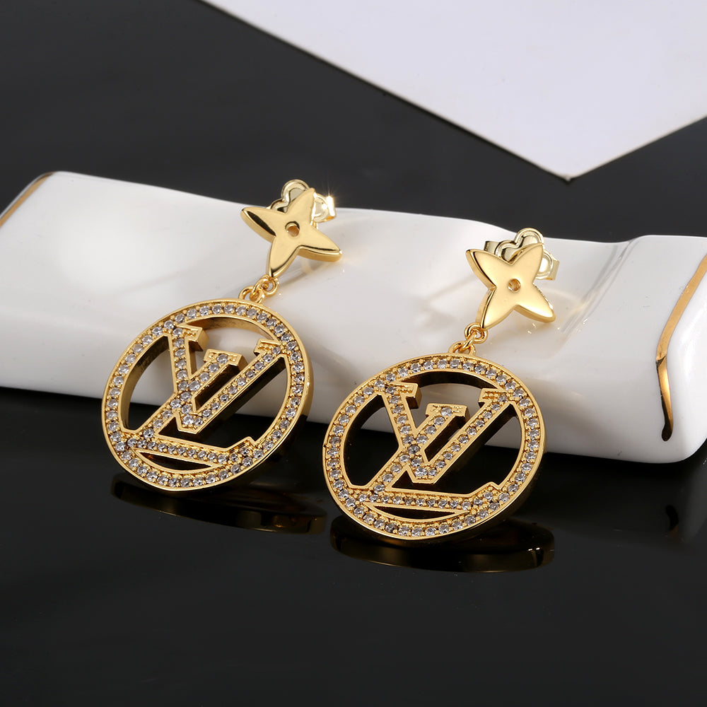 Louis Vuitton Star Pendant 18K Gold Earrings product image 3, provided for visual reference and product detail review
